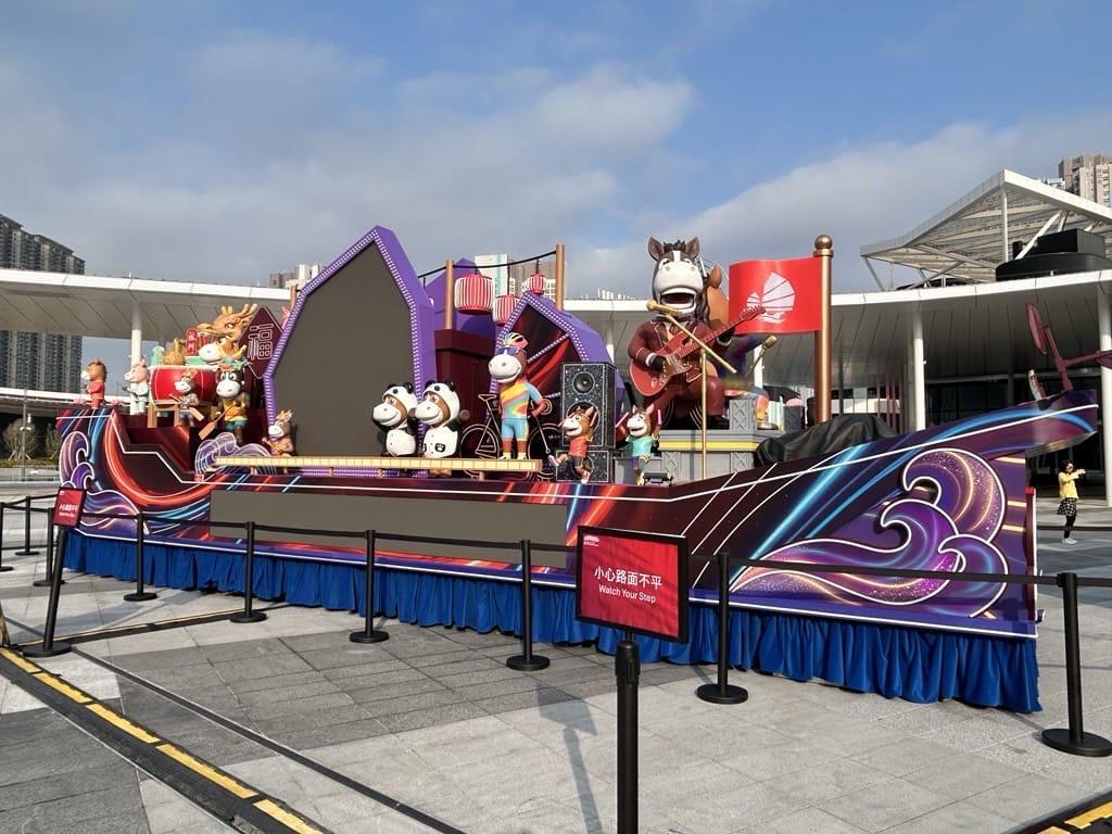 「新春國際匯演之夜」的8輛賀年花車於大年初二(2月18日)起首度進駐啟德體育園。 「新春國際匯演之夜」的8輛賀年花車於大年初二(2月18日)起首度進駐啟德體育園。