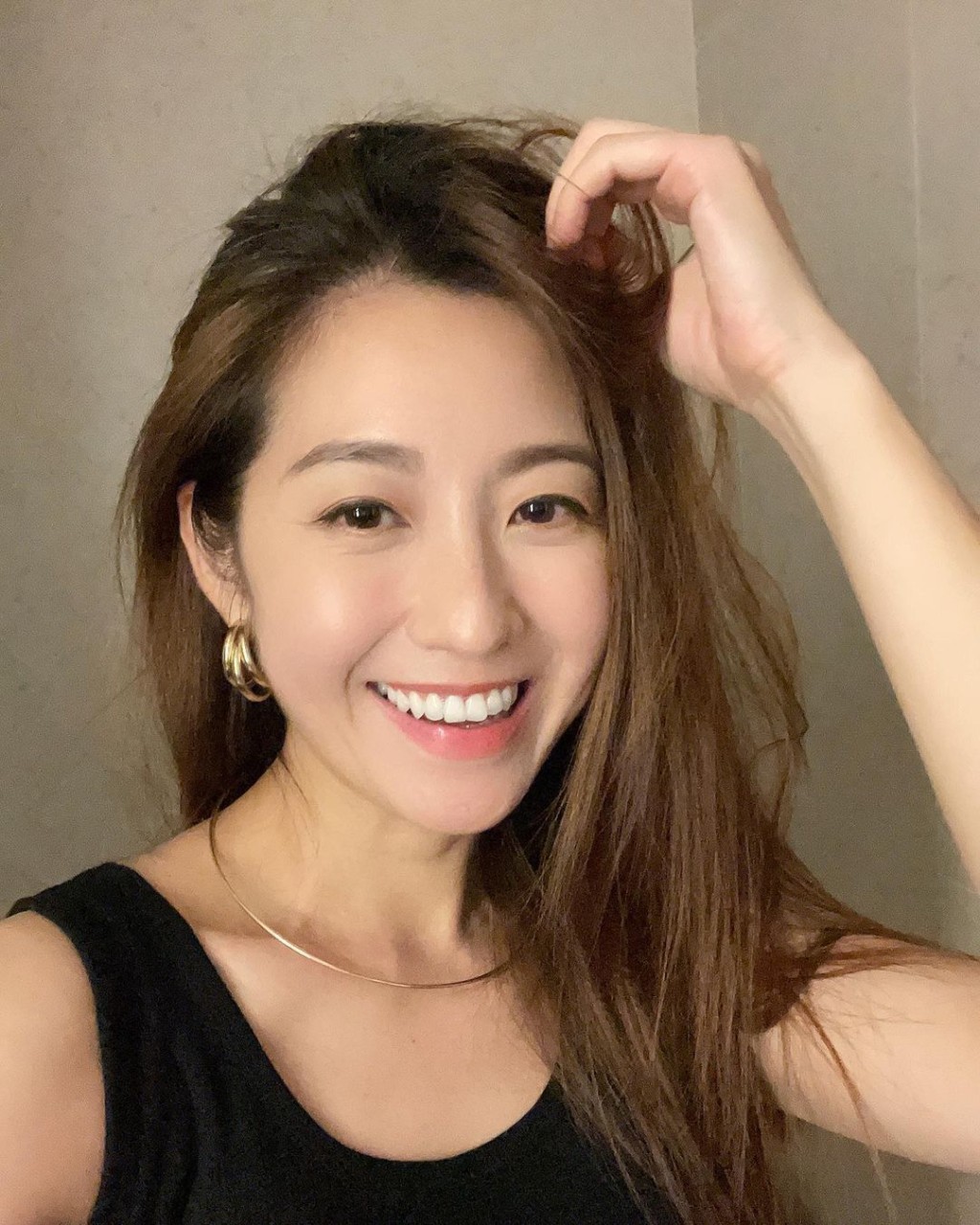 42歲陳自瑤已為人母，依然索爆。