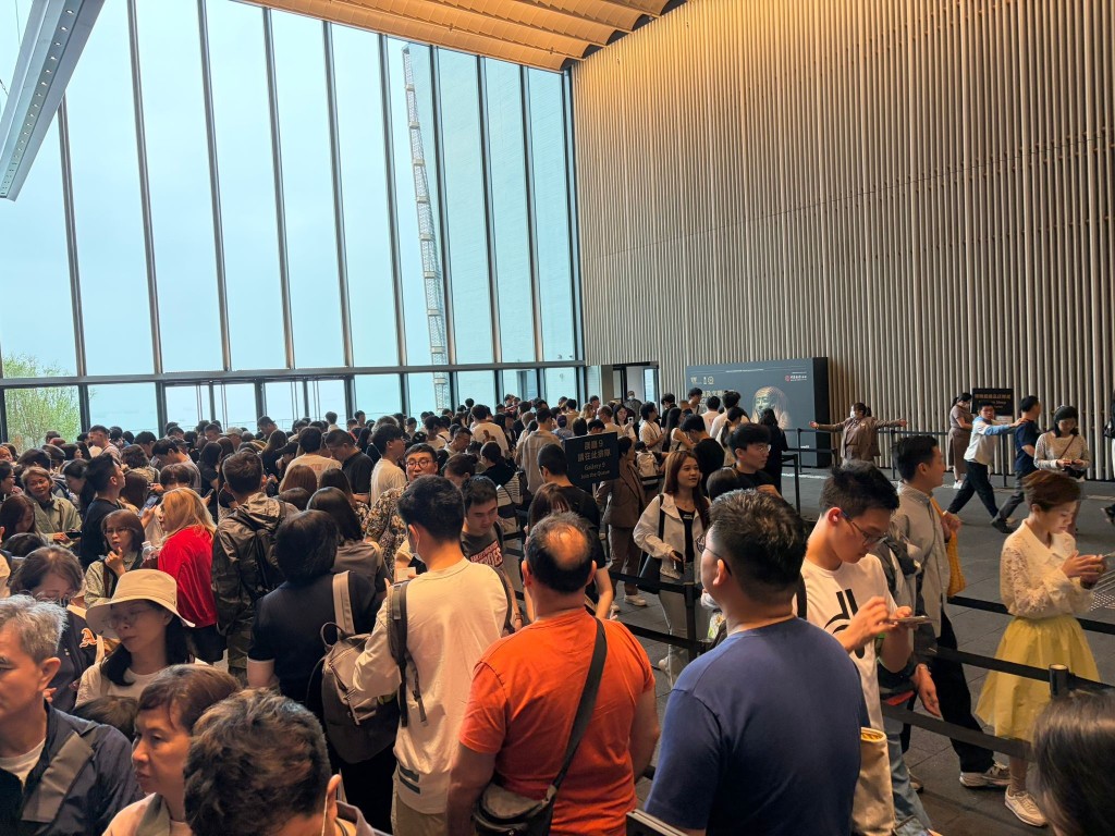 西九故宫一带人头涌涌。