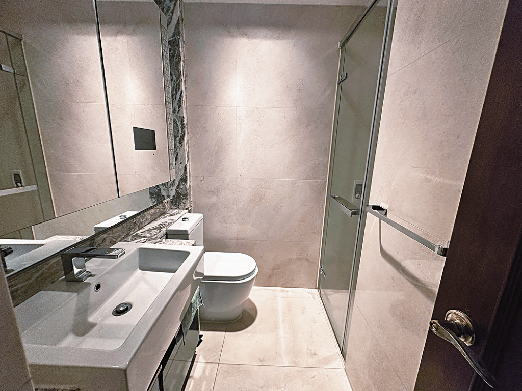 浴室已有镜柜，可收纳日常护理用品。