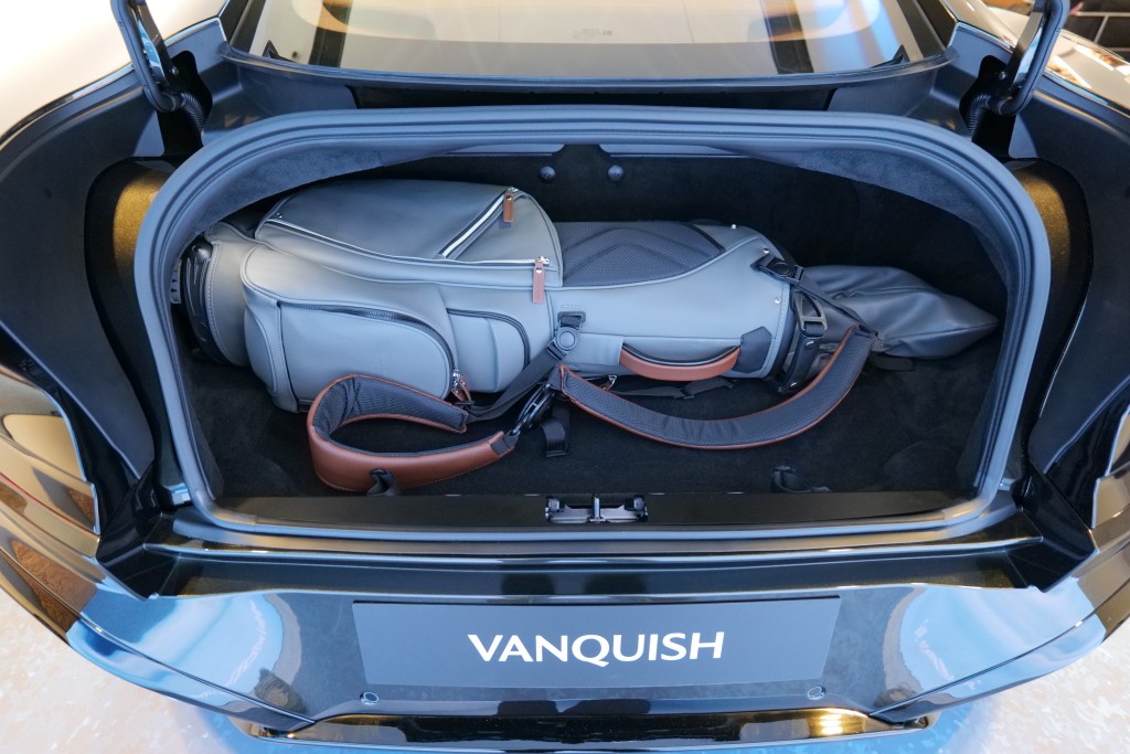 全新旗艦超跑Aston Martin Vanquish尾箱可放置一個高球袋。
