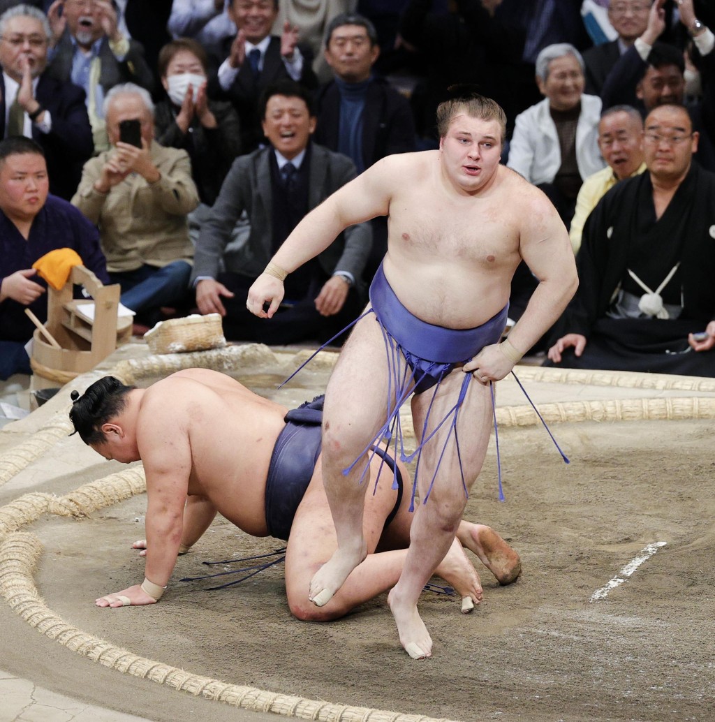 21歲烏克蘭難民擊敗橫綱選手，在日本大相撲九州賽事勝出。 美聯社