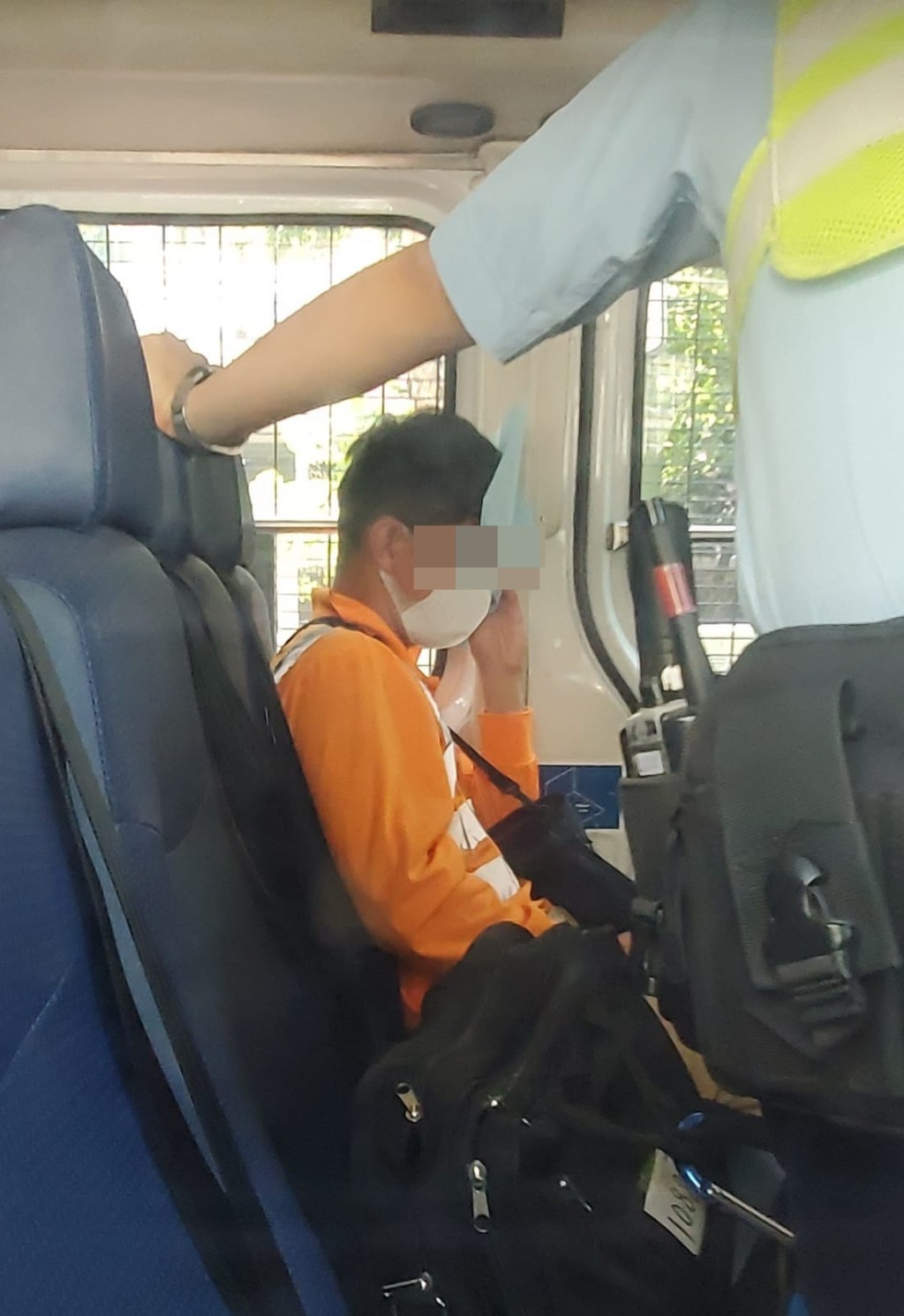 涉事貨車司機在場接受調查。 林思明攝
