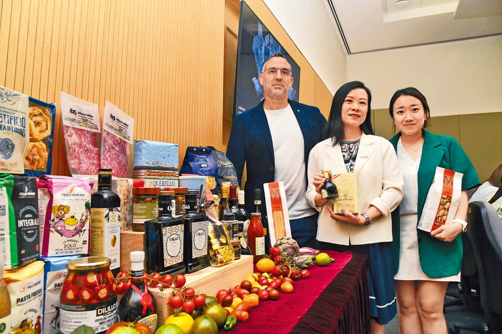 Michele Bernacchia（左）指香港完善的物流基建和低關稅環境，為企業調整供應鏈提供關鍵靈活性。
