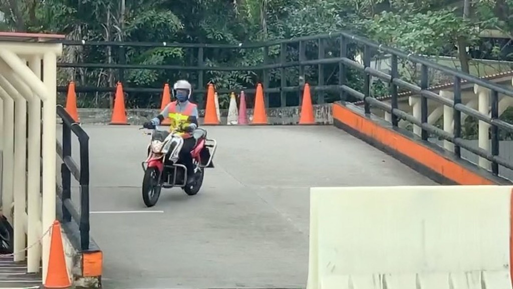 張寶兒除有私家車牌、輕型貨車混波牌,更有電單車牌