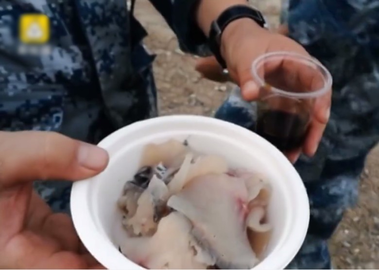 导师指如果同学们可以就这样吃便吃,不然才沾点酱油来吃。网上图片