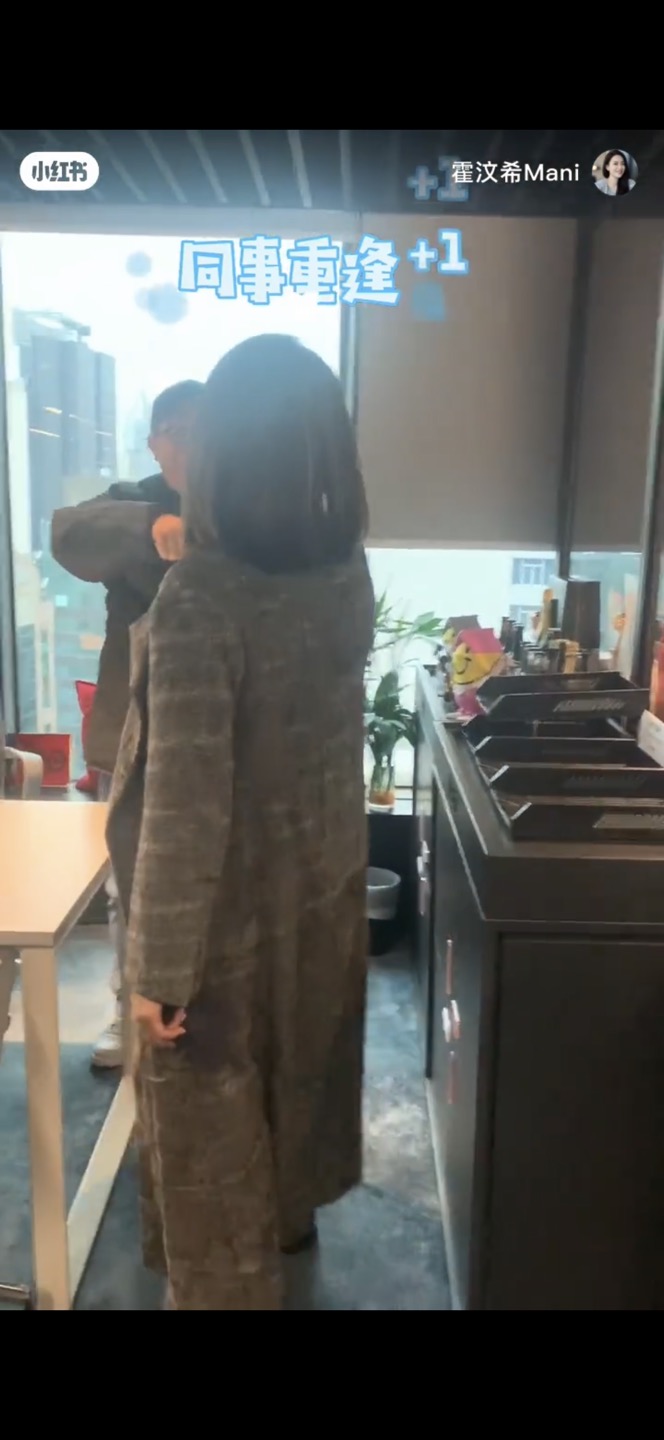 霍汶希近日分享一段在香港辦公室拍的影片。