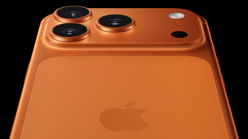 披上「宇宙橙」外衣的新機最受觸目,成為近日熱爆 顏色。Apple官方圖片 披上「宇宙橙」外衣的新機最受觸目,成為近日熱爆 顏色。Apple官方圖片