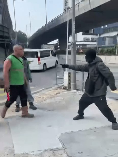 未幾另一名工人上前，向鐵騎士大喝：「你係咪想入青山？傻㗎你！」