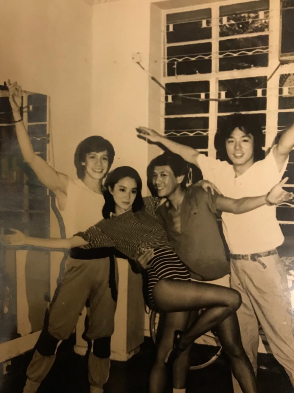 羅文、丁馬卡度、林青霞及鍾鎮濤為港姐表演排練。