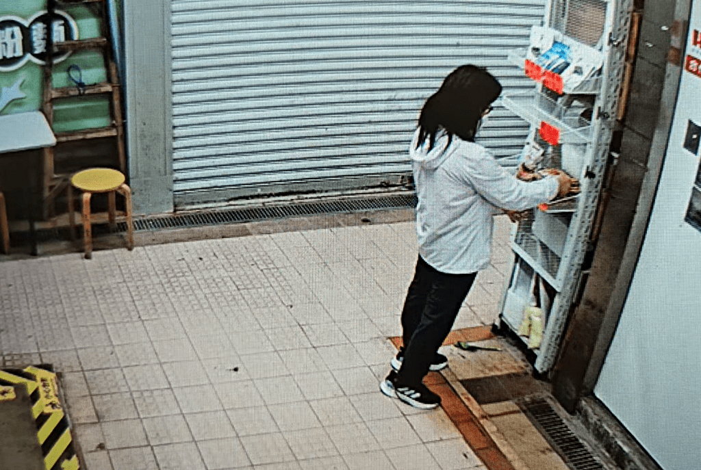 另一女街坊取走多包貨物。fb：新大圍聯盟