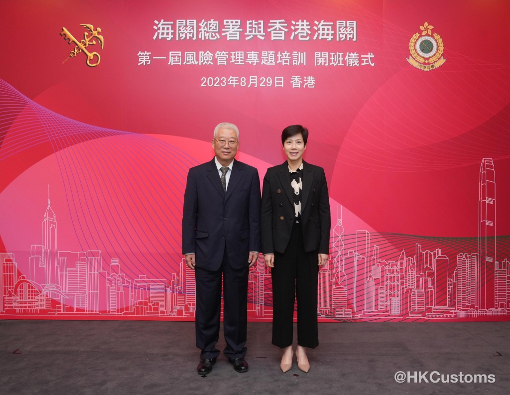 内地海关总署风险管理司副司长乔进明（左）与海关关长何佩珊合照。香港海关FB