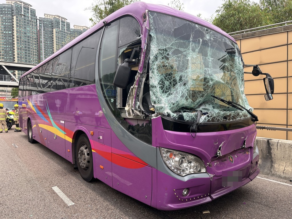 旅游巴车头玻璃爆裂。梁国峰摄