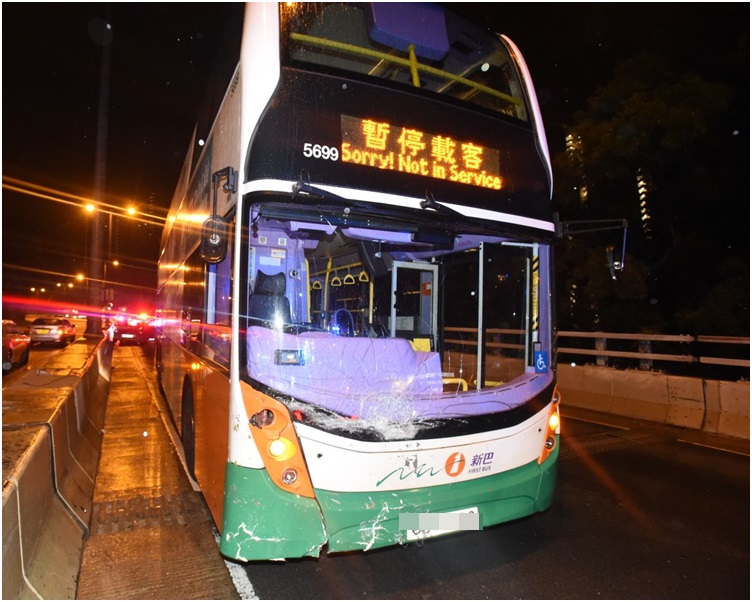 新巴將私家車推前。丁志雄攝