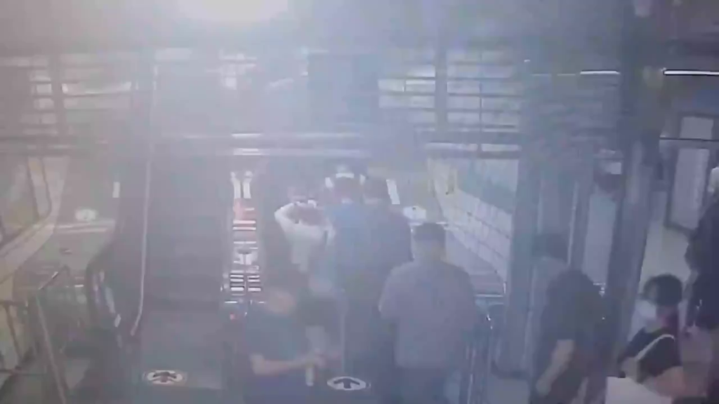 城南市薮内站一条由大堂通向出口的扶手电梯，向上运作期间突然向后逆行。网片截图