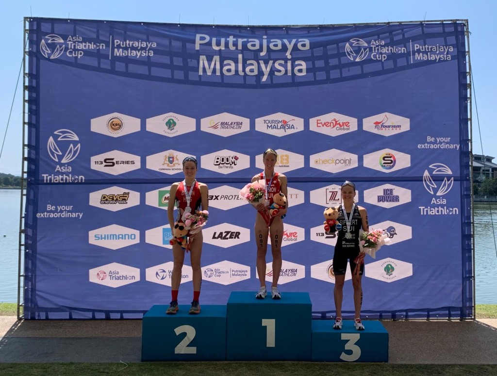 彭诗雅（左）在马来西亚为香港夺银牌。