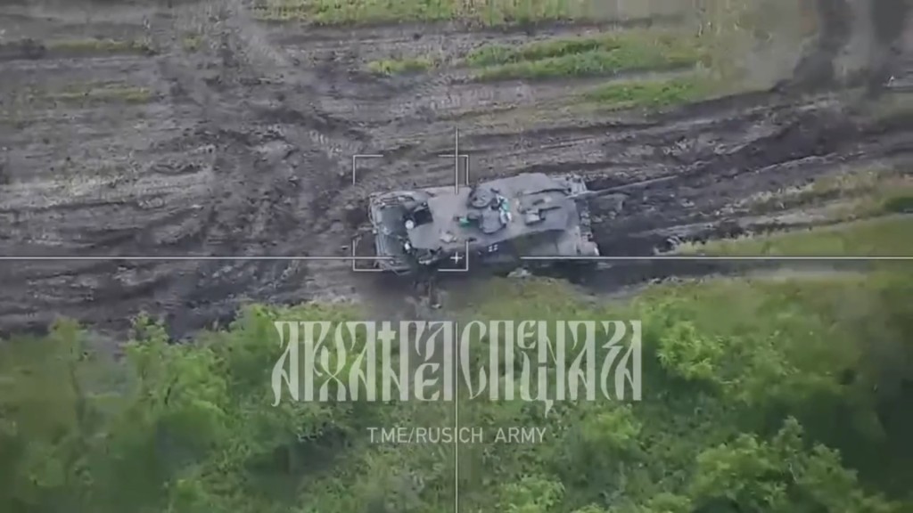 网传俄罗斯“柳叶刀”自杀式无人机摧毁“豹2A6”坦克的画面。 Twitter