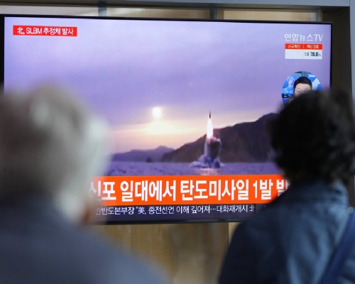 南韓民眾在車站內收看北韓試射導彈的新聞。  （美聯社）