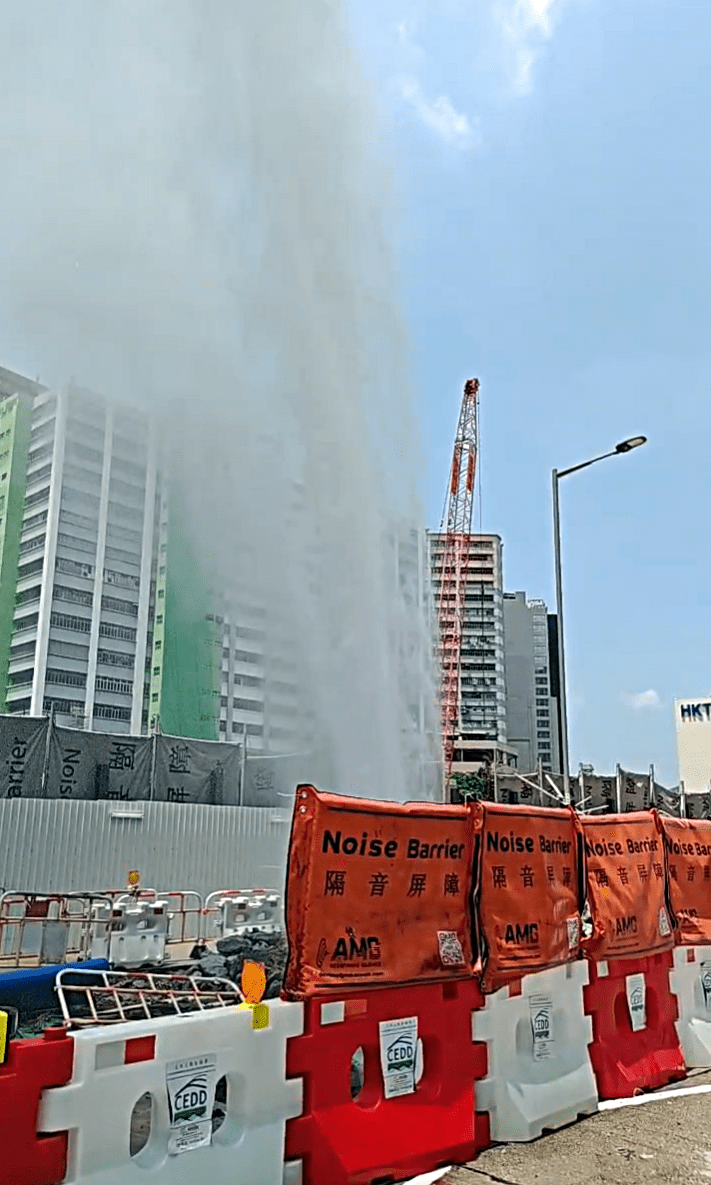 荃灣國瑞路爆水管。fb：郭芙蓉 