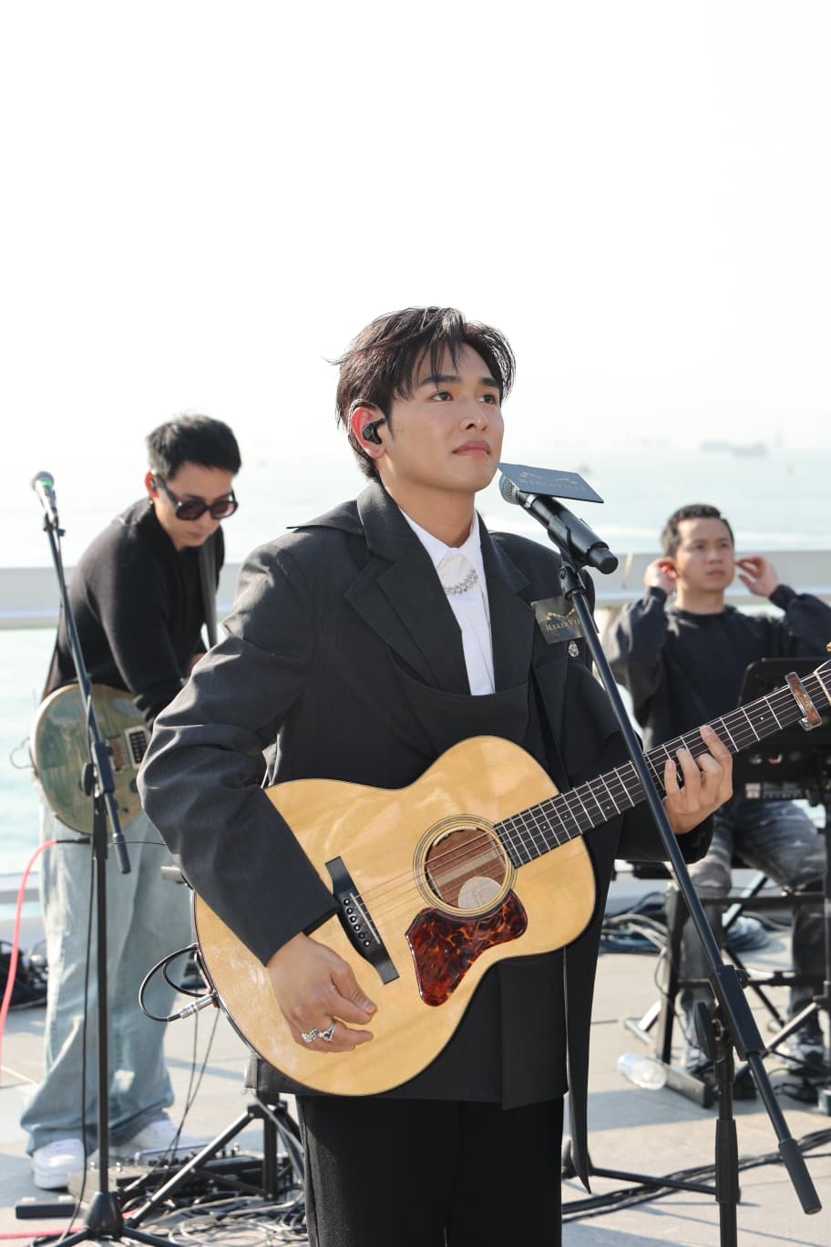 Jacky自嘲「喊包」，形容新歌《淚光萬歲》為現階段作一個總結。