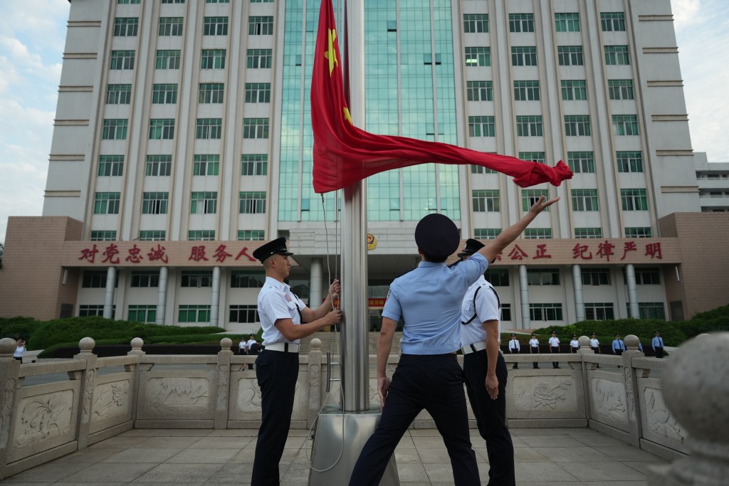 翁樂誦在廣州參與培訓期間，擔任國旗護衛隊的升旗手。