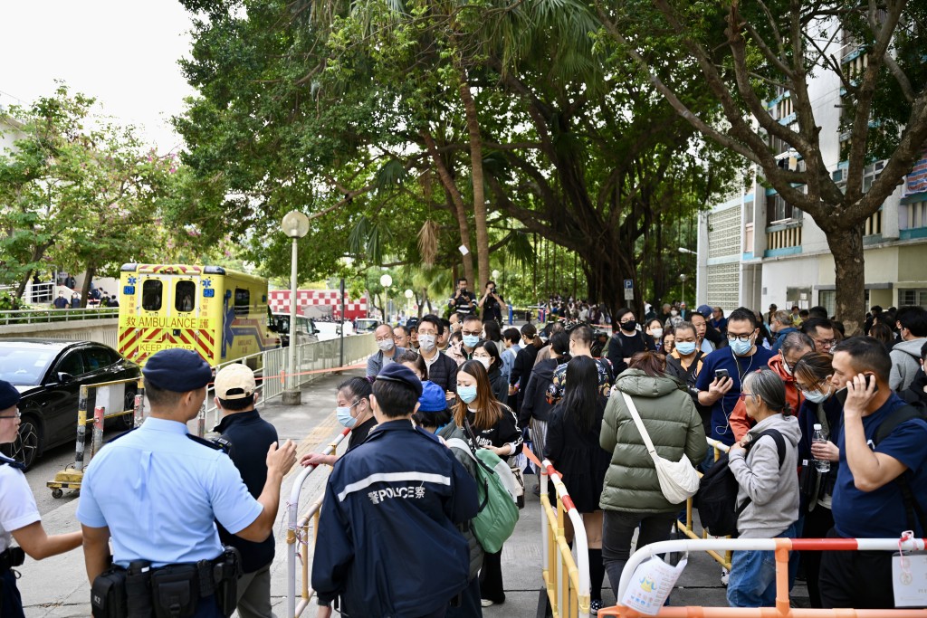逾百名居民排隊到大埔廣福社區會堂進行認屍程序。 逾百名居民排隊到大埔廣福社區會堂進行認屍程序。