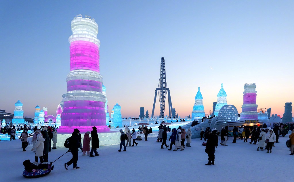 哈尔滨冰雪大世界的大型冰雕最吸引游客。央视