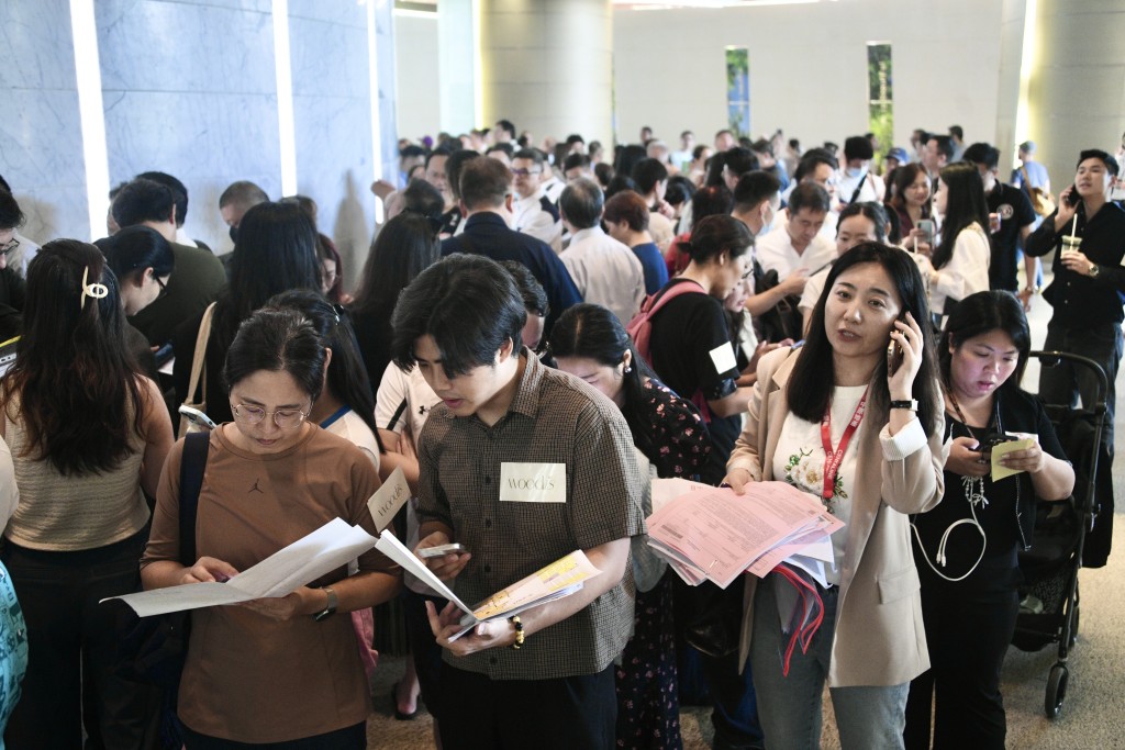 據市場消息指,截至下午約1時,項目次輪30伙已全數沽清。 據市場消息指,截至下午約1時,項目次輪30伙已全數沽清。