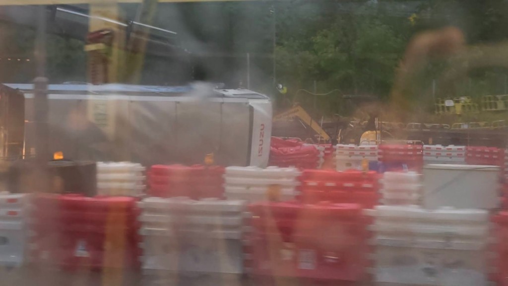 粉嶺公路輕型貨車翻側 無人受傷 運輸署:往上水方向全線封閉。FB馬路的事 (即時交通資訊台)圖片 粉嶺公路輕型貨車翻側 無人受傷 運輸署:往上水方向全線封閉。FB馬路的事 (即時交通資訊台)圖片