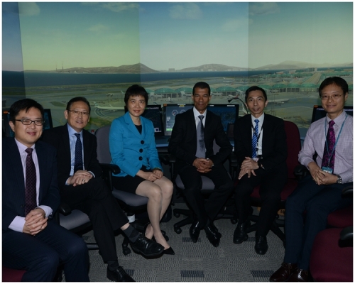 國際民用航空組織秘書長柳芳博士(左三)與民航處處長李天柱(左二)和其他人員合照。政府新聞處圖片