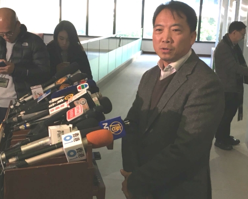 民主黨主席胡志偉認為聶德權的說法相當不負責任。