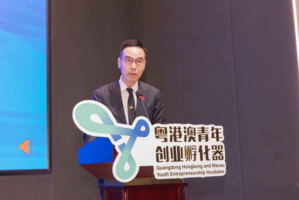 香港股票分析師協會主席鄧聲興表示，隨著粵港澳合作進一步深化，定能充分發揮三地綜合優勢，促成區內的深度融合，推動區域經濟協同發展。