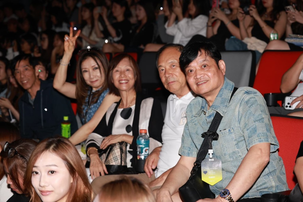 王嘉爾的爸媽也到場首次欣賞兒子這次世巡的演出。