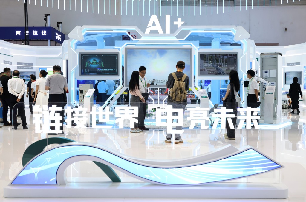 參觀者在鏈博會清潔能源鏈展區參觀。　新華社