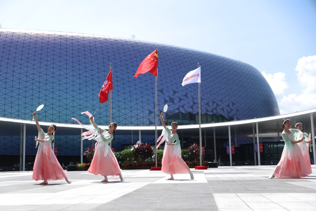 升旗儀式後隨即進行中國舞表演，現場氣氛熱烈。