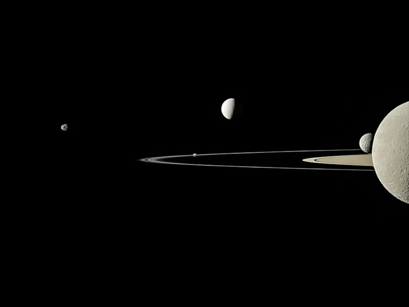 卡西尼號2011年在一幅照片中拍攝到土星的五顆衞星。網上圖片