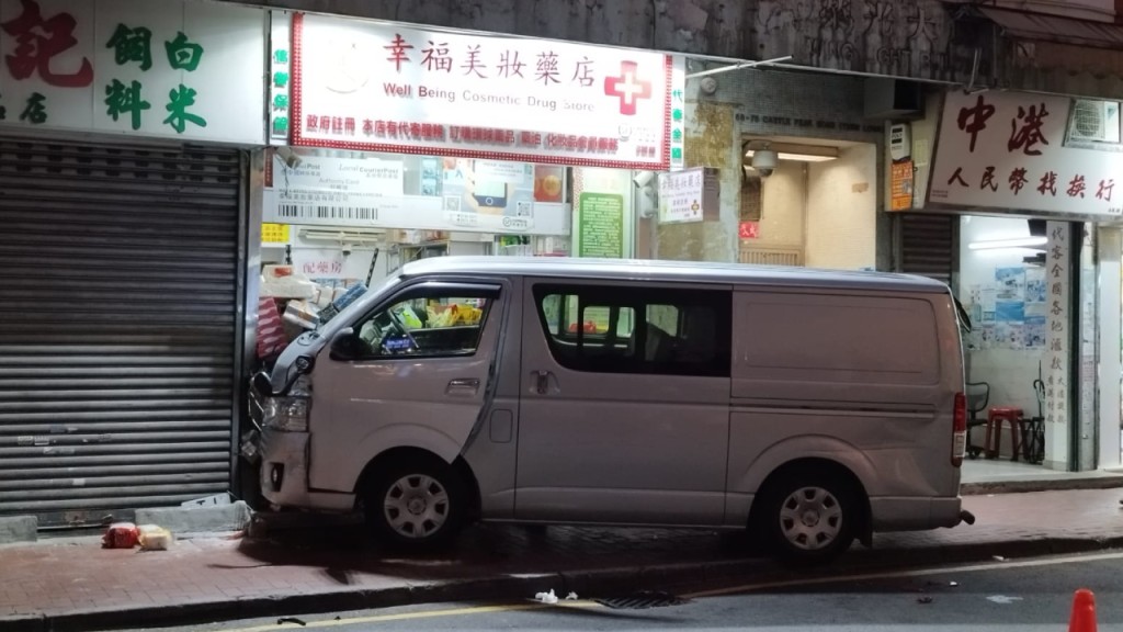 元朗輕貨剷上行人路撞地舖 男途人手臂骨折 司機涉危駕被捕
