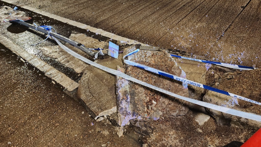 路牌被撞至連根拔起。黎志偉攝