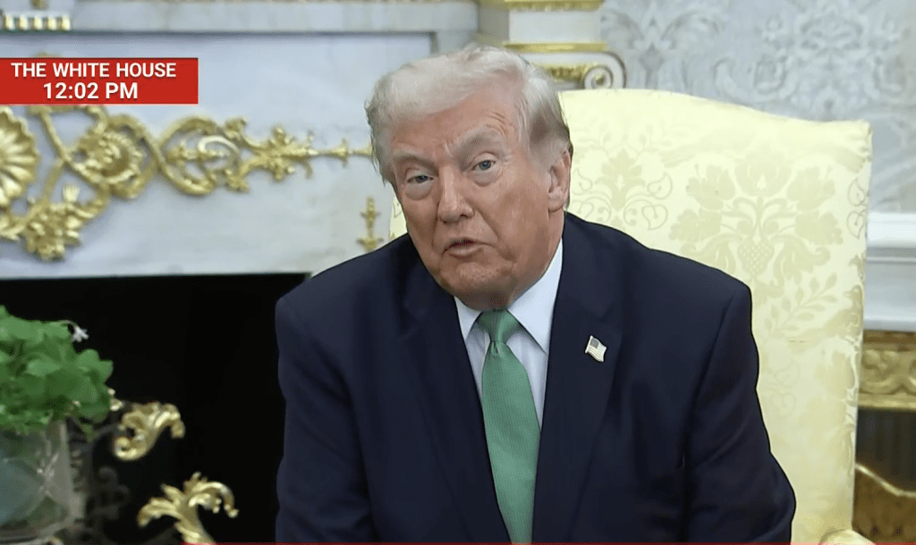 美國總統特朗普周二（17日）向記者表示，將在「五至六星期後」訪問中國，強調美中兩國有非常好的工作關係。NBC News畫面截圖