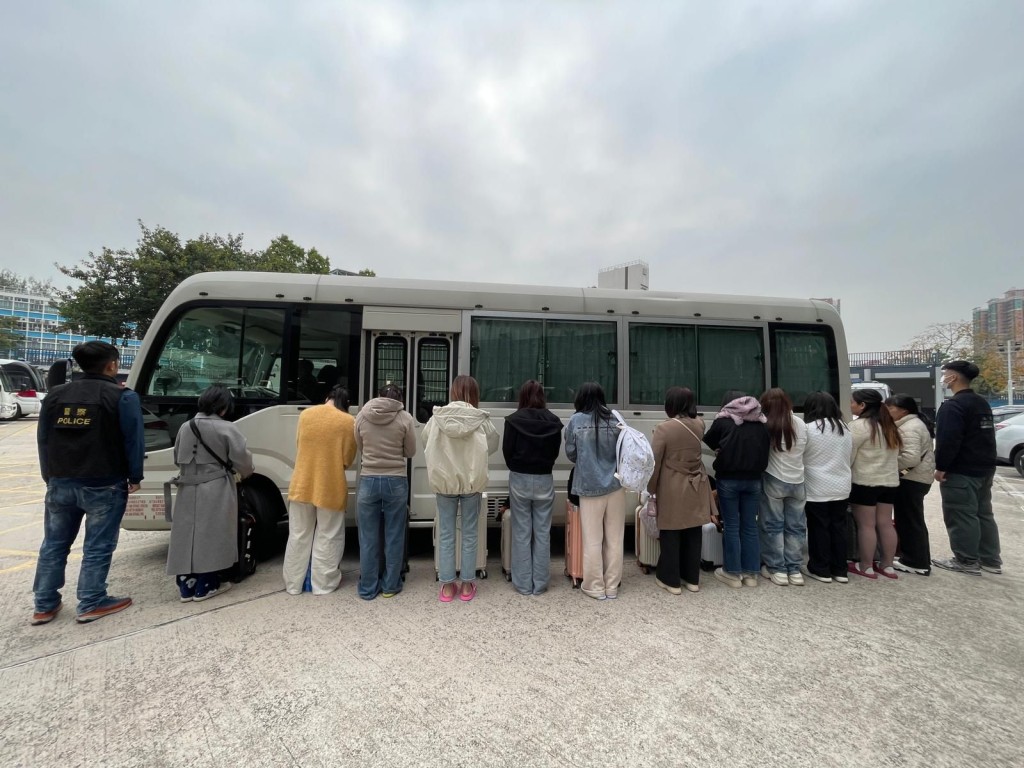 警方拘捕27名內地女子，年齡介乎18至56歲。警方提供