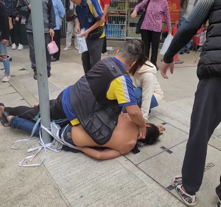 男子一度挣脱困绑，但被市民压倒在地上。网上影片截图