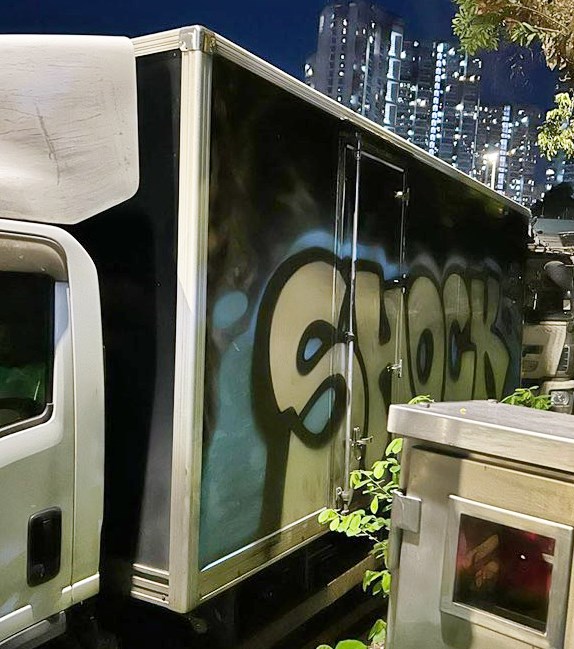 近日有「塗鴉黨」肆虐大埔,多輛貨車遭 殃,車身慘變大花臉,網民發帖求提供車 Cam(行車記錄儀)片段以便緝兇。fb「大埔 TAI PO」截圖 近日有「塗鴉黨」肆虐大埔,多輛貨車遭 殃,車身慘變大花臉,網民發帖求提供車 Cam(行車記錄儀)片段以便緝兇。fb「大埔 TAI PO」截圖