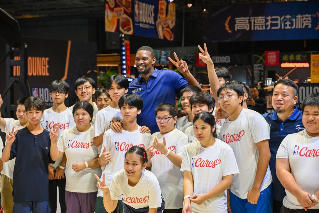 「萬人迷」碧咸(David Beckham)和NBA名人堂成員波殊(Chris Bosh)驚喜現身驚喜現身社區活動。攝影：魏國謙