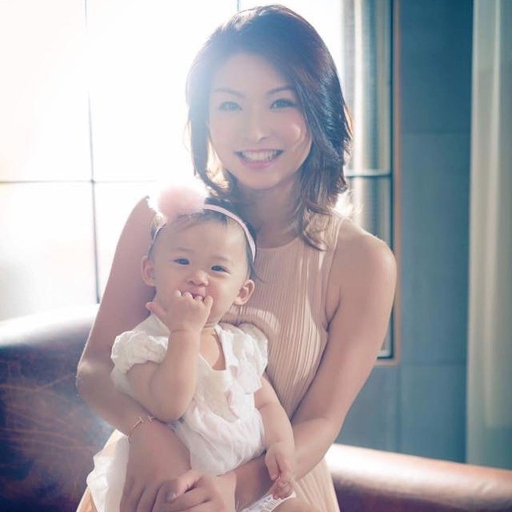 赵海珠2013年诞下大仔Hayden后，曾毅然辞去恒基地产高级经理一职改当全职妈妈。