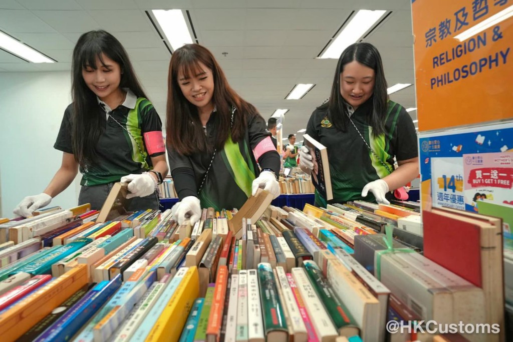 海關義工隊出席支持「書出愛心 十元義賣」活動。 海關義工隊出席支持「書出愛心 十元義賣」活動。