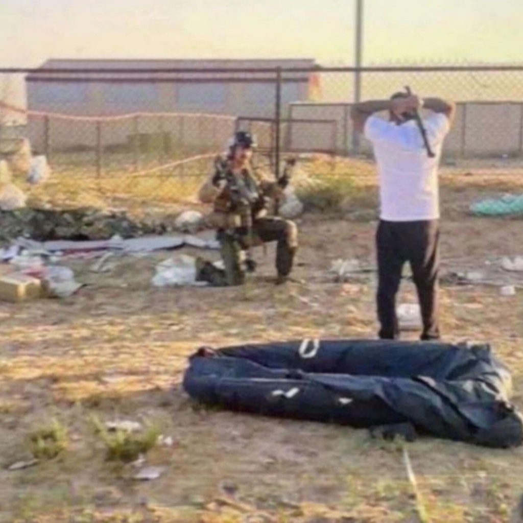 网传影片显示疑似美军F-15战机在科威特坠毁,飞行员跳伞生还。 X@RbtGil 网传影片显示疑似美军F-15战机在科威特坠毁,飞行员跳伞生还。 X@RbtGil