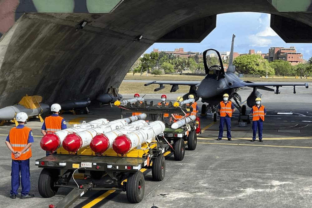 彭博報道指台灣向美國採購400枚陸基魚叉反艦導彈，以應對北京威脅。AP資料圖