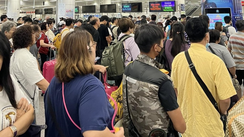 網民直擊各口岸人流暢旺。FB圖片