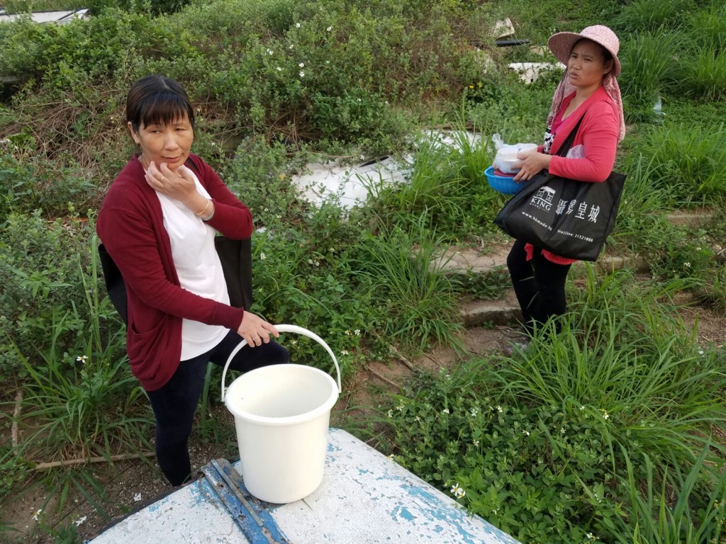 李女士(右一)表示有見過水警消防到埸但不清楚有人遇溺。