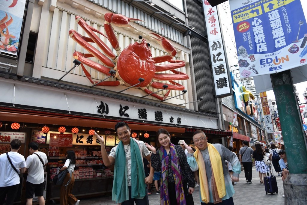 李居明大師在玄學電影中與李麗珍和胡諾言來到日本著名的地標取景。